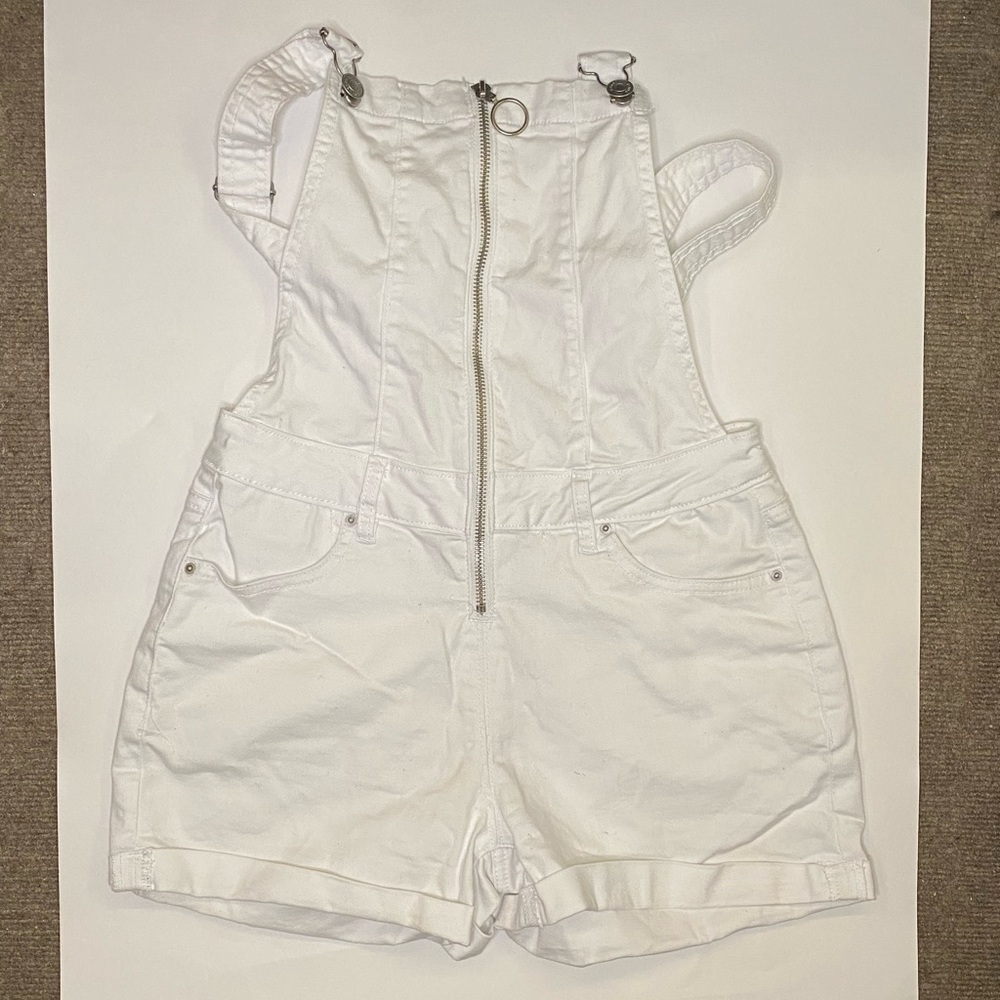 YMI white Jumper overall shorts with zippers size 27